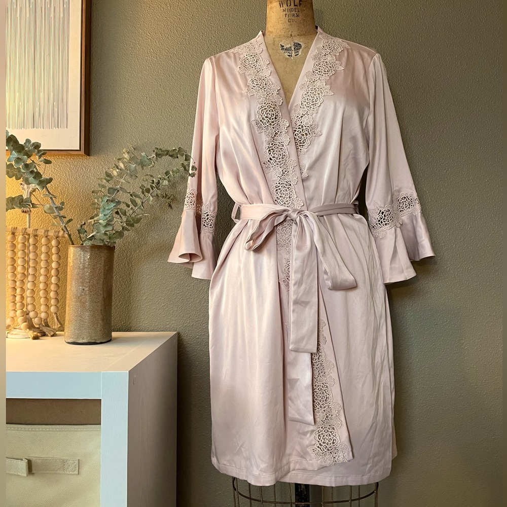 BNWT Le Rose Satin Robe in Blush. XS/S size.